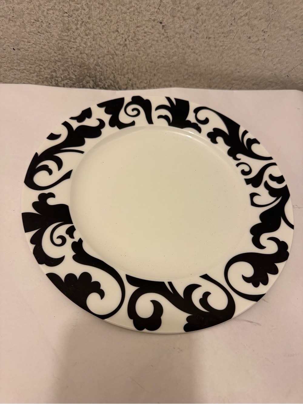 Ciora Classic Black & White Scroll Dinner Plate G21